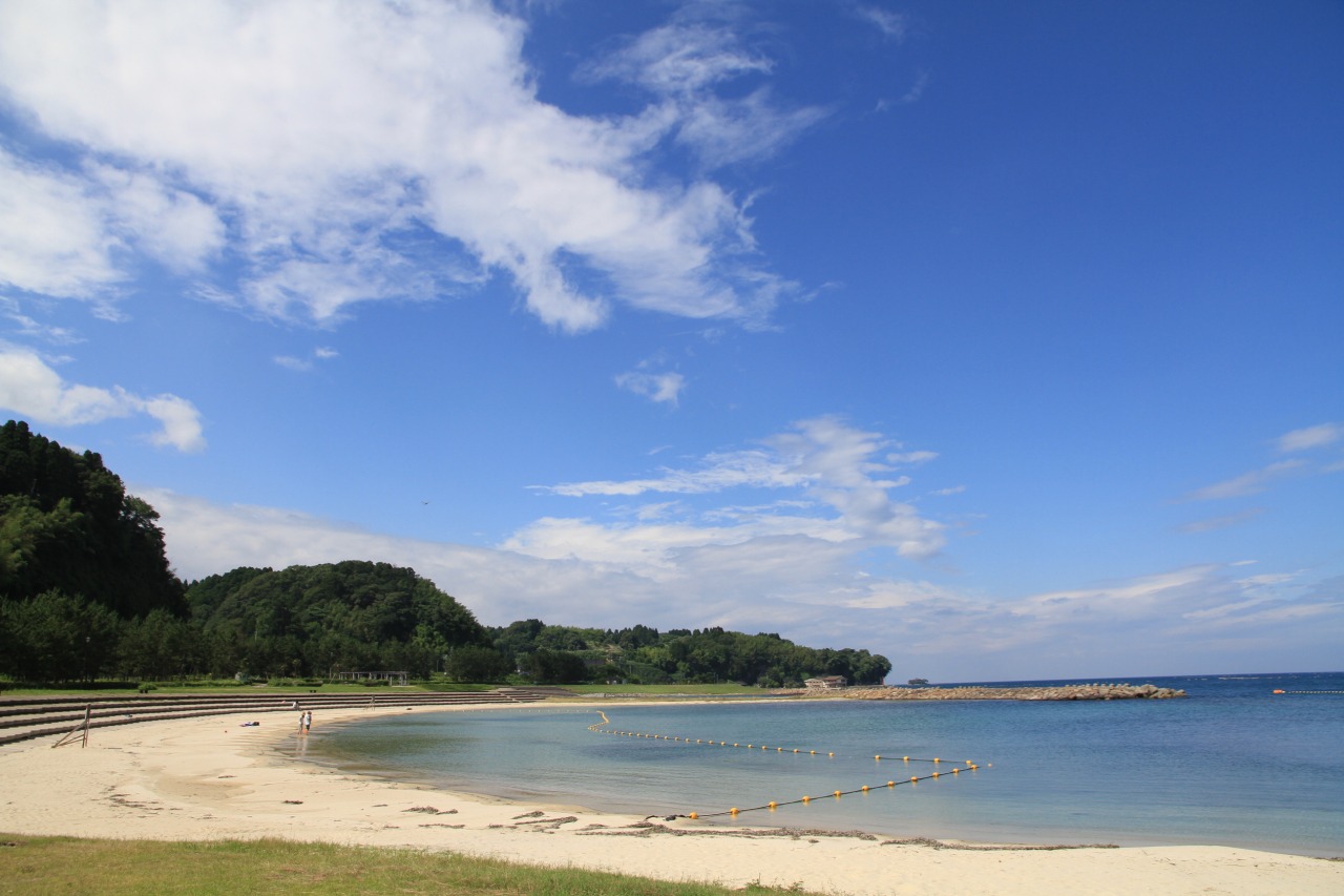 青空と白い砂浜が魅力です