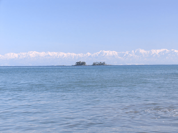 海越しに望む立山連峰