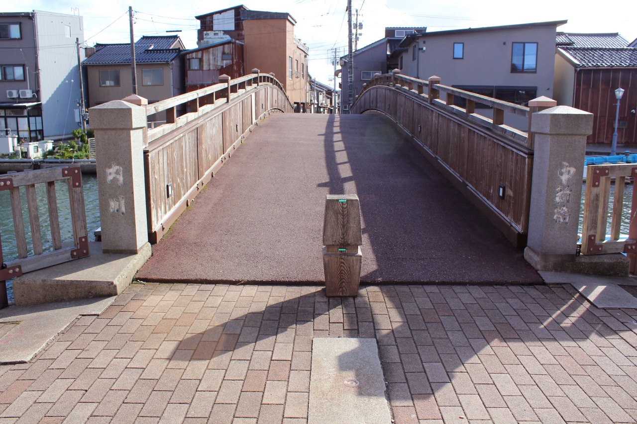 内川に架かるレトロな橋も楽しもう
