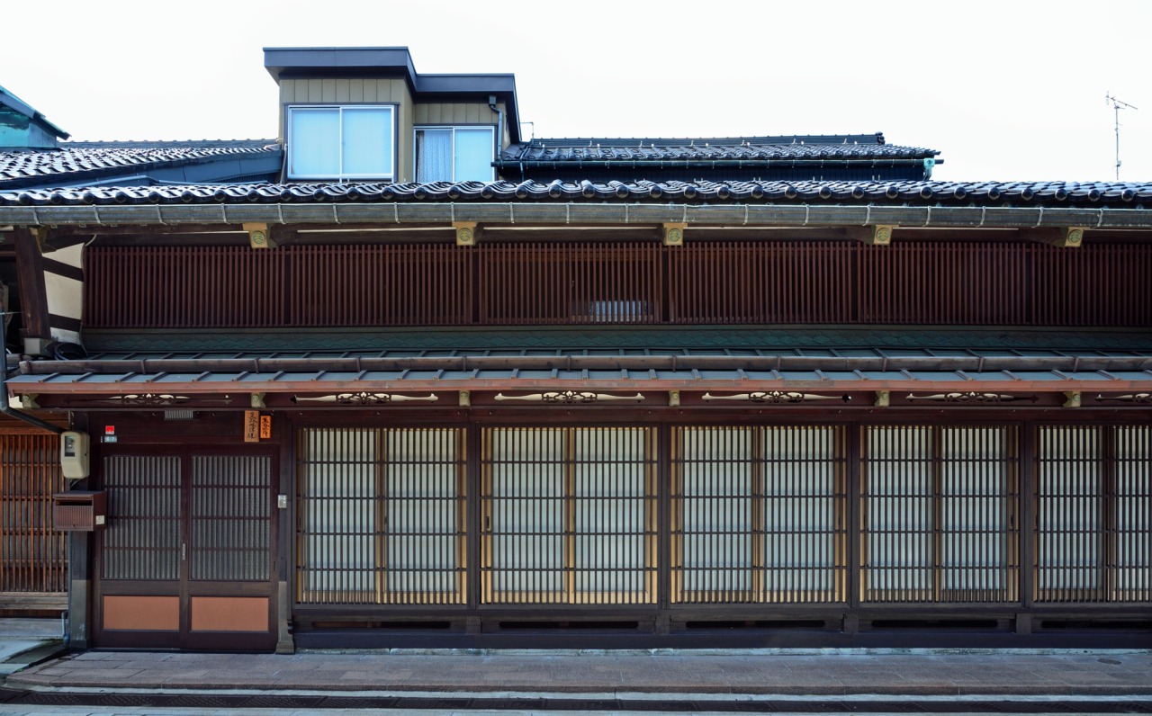 目の細かい千本格子（さまのこ）が美しい