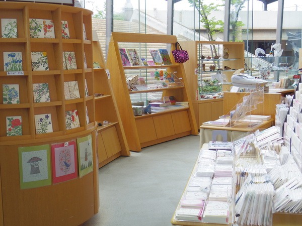 郷土美術・工芸のおみやげも充実！