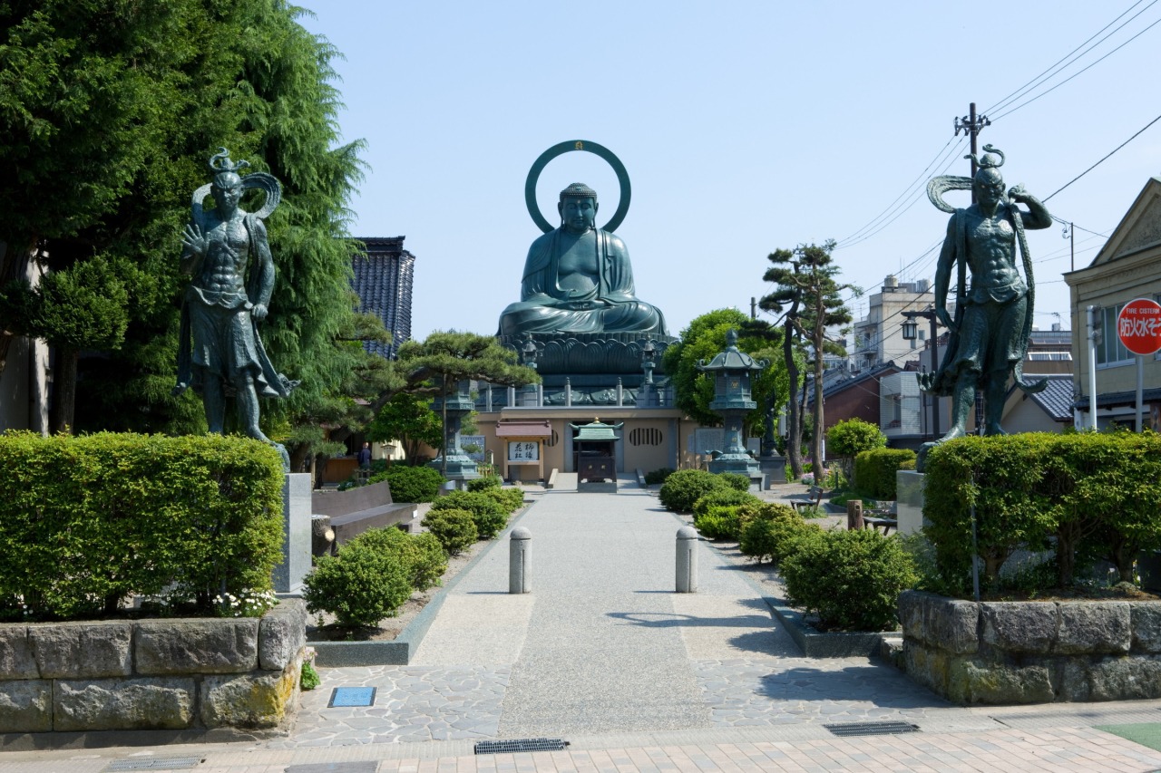 境内入口からまっすぐ伸びた美しい参道