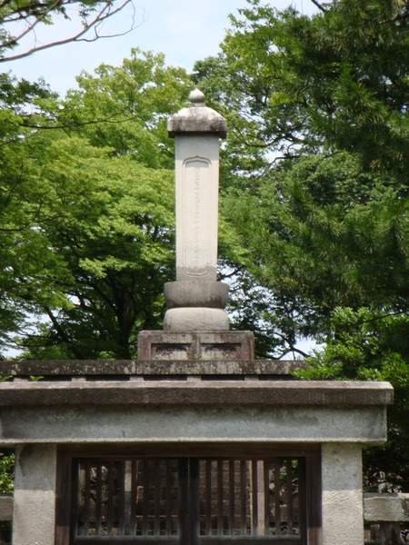 11.9mの高さを誇る墓碑