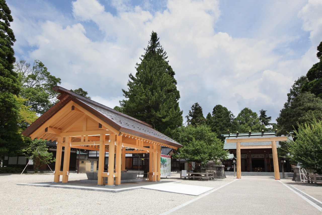 手水舎と伊勢神宮より拝受の鳥居
