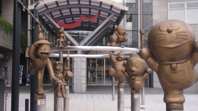 ウイング・ウイング高岡／高岡市立中央図書館