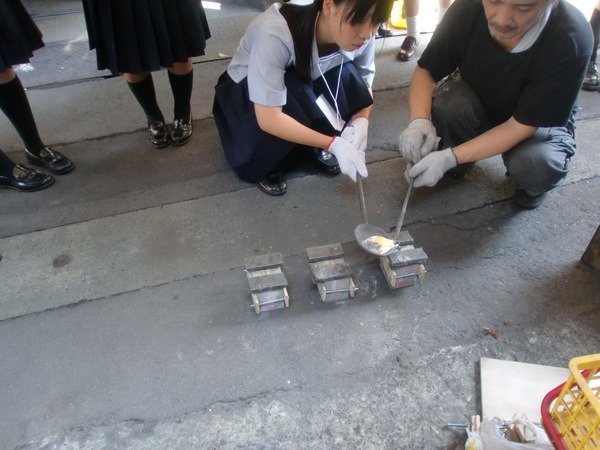 鋳物体験のようす