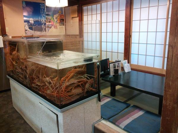 店内の水槽には活きたカニが!