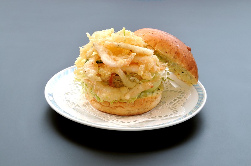 サクサクの白エビかき揚と自家製タルタルソースが絶品！名物「シロエビバーガー」