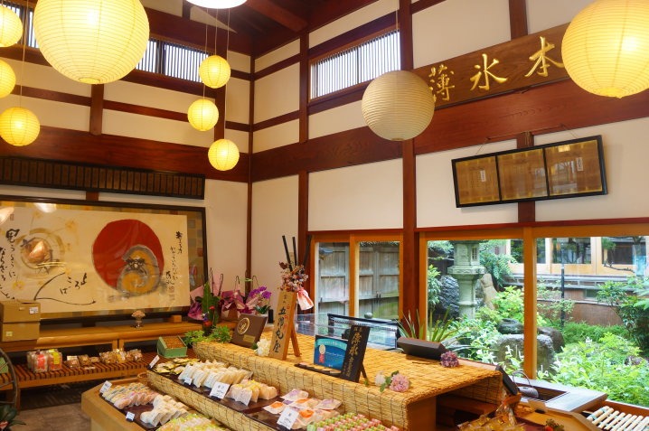 柔らかな光が灯る落ち着いた店内