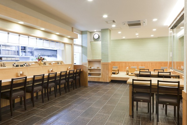 きれいで明るい店内