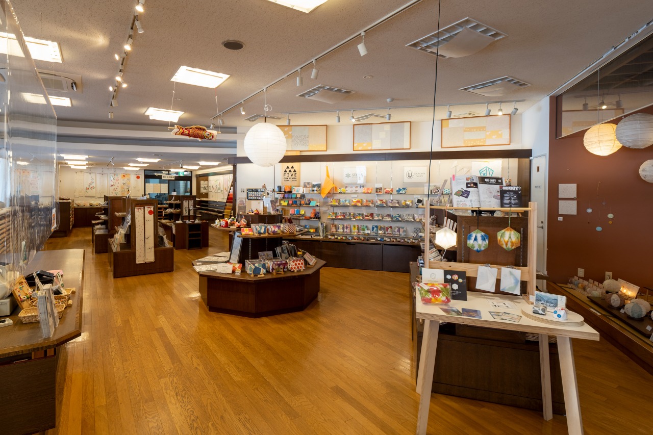 『和紙工芸館』では和紙製品の販売・紹介を