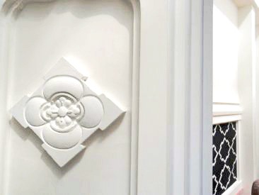 間近で見る真っ白な蔵の美しさは感動もの