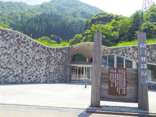 正面から見ると近代的な印象