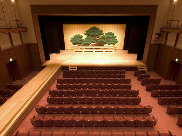 花道が設けられた本格的な舞台