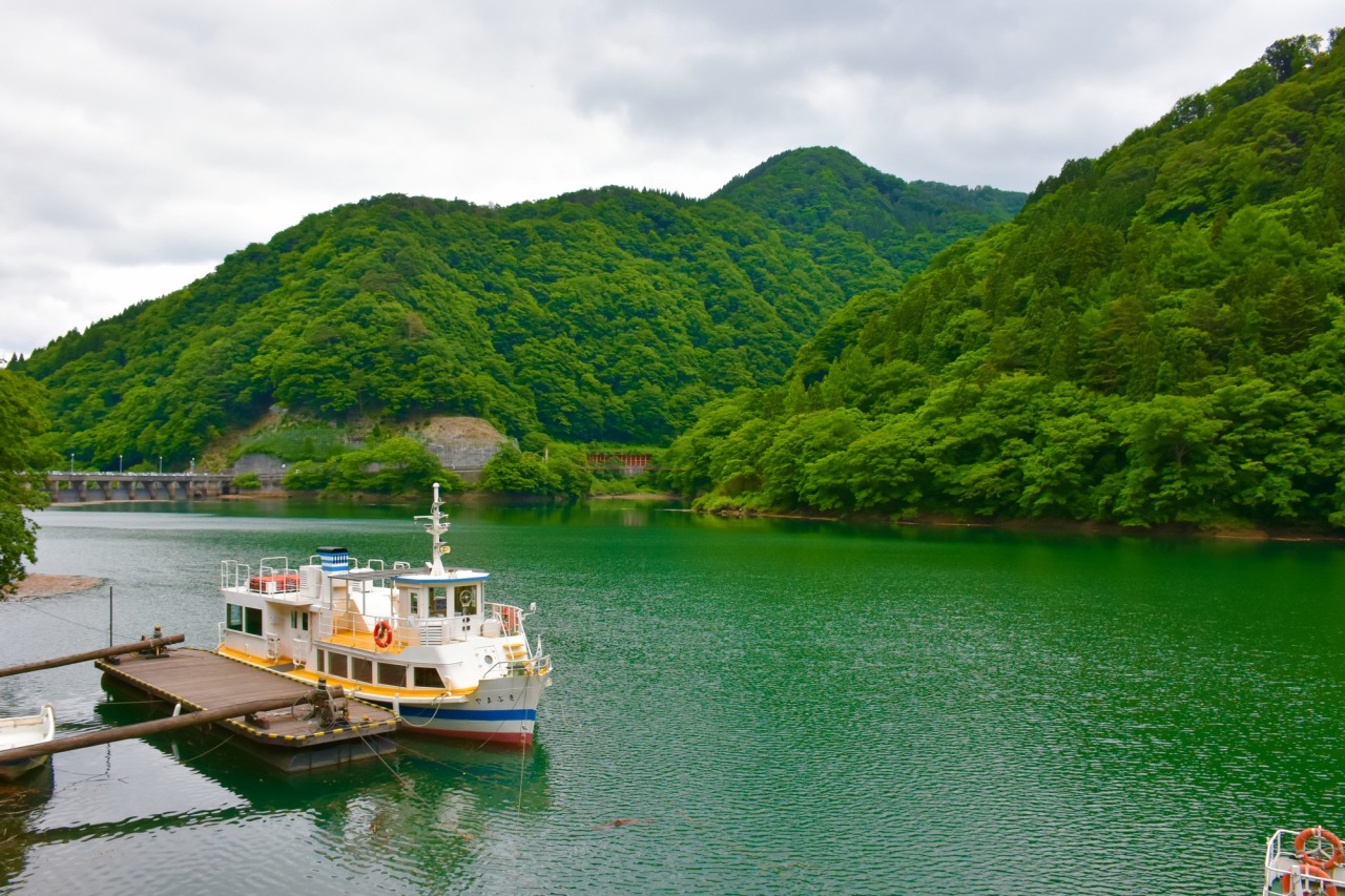 エメラルドグリーンの水面に心踊ります