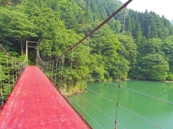 赤いつり橋が印象的