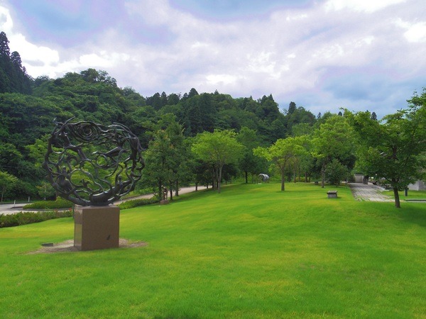 緑の気持ち良い芝生広場