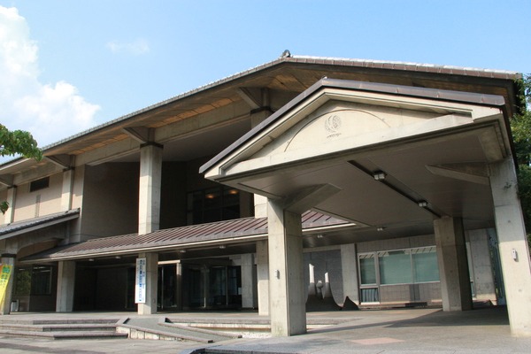 凛とした雰囲気を醸し出す建物