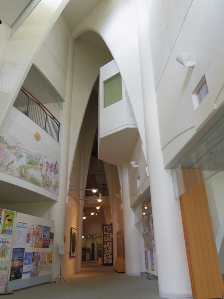 曲線の多い建物自身がアートそのもの