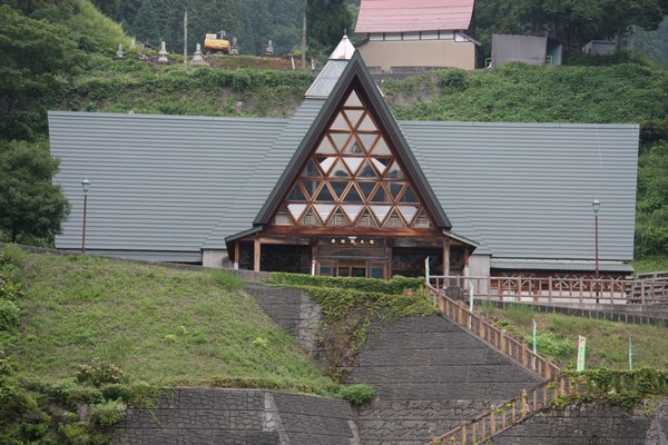 高台に建っているので目立ちます