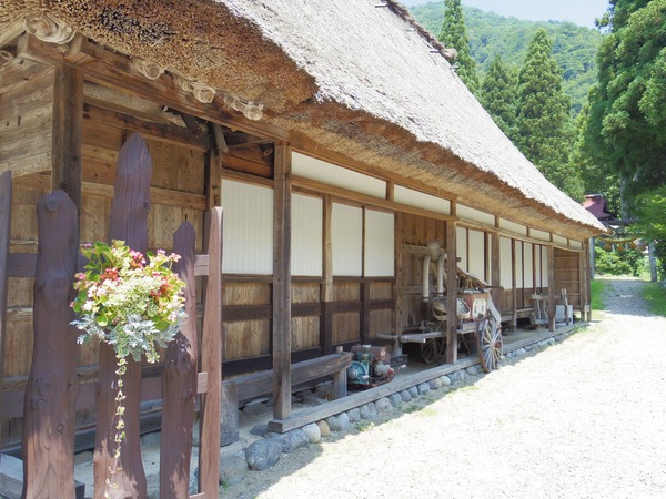 民俗館の奥には神社があります