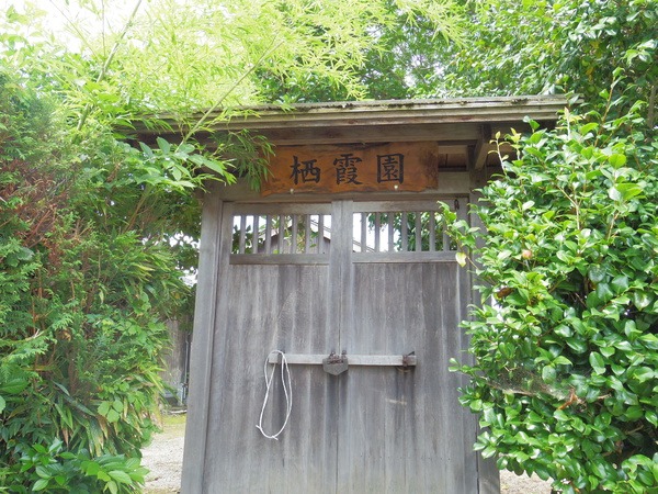 趣きのある入り口の板戸