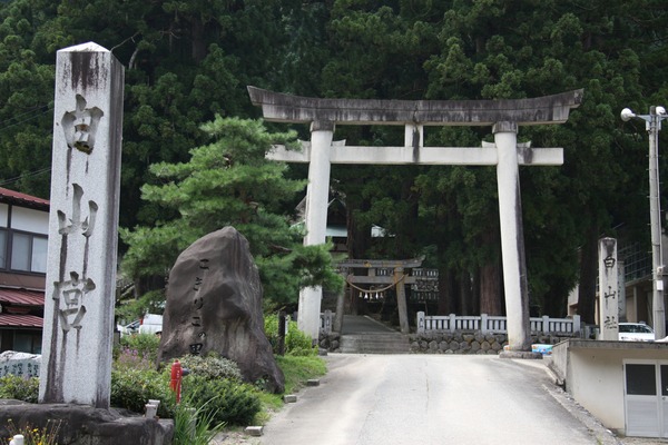 五箇山のほぼ中心に位置する白山宮