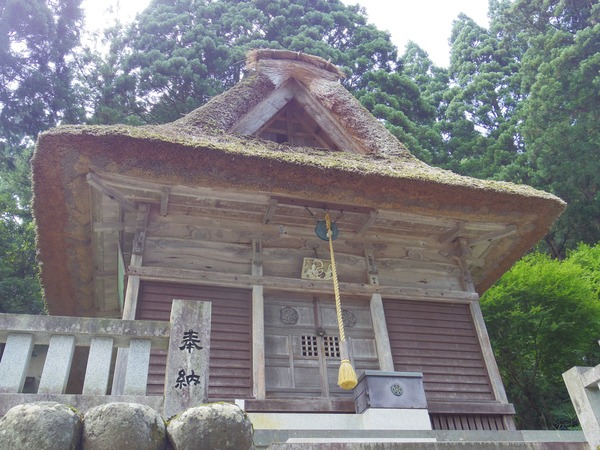 奥には今も残る茅葺屋根の本殿