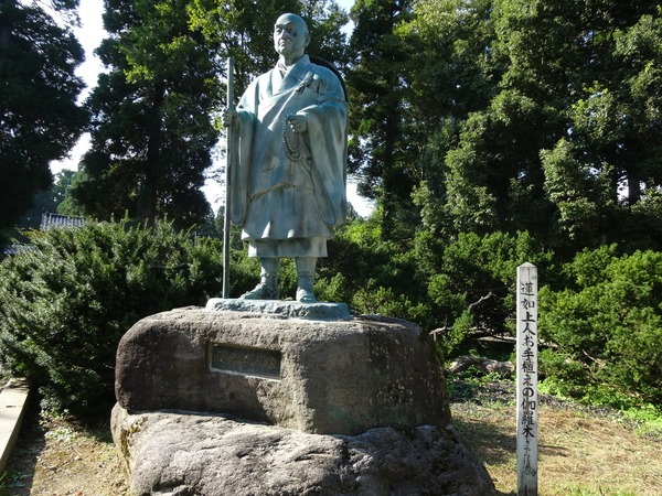 蓮如上人の石像