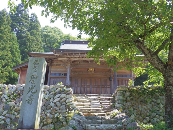 石垣の本堂に静かな風格を感じます