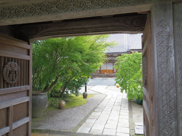 山門をくぐると本堂が