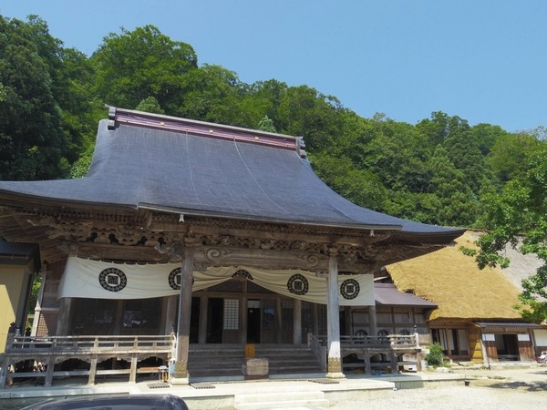 緑に映える本堂も美しい