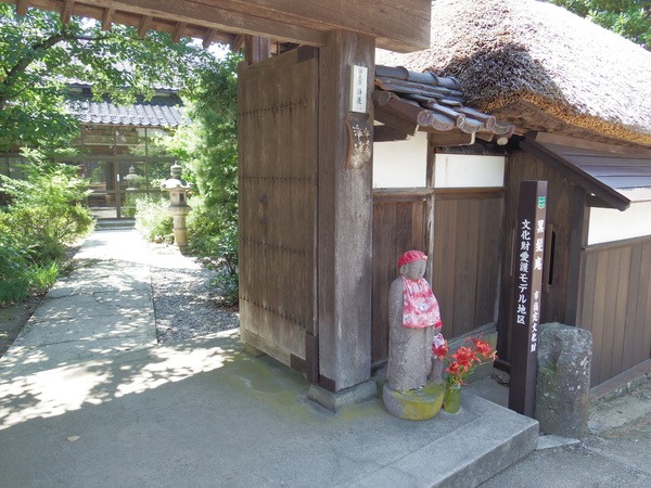 小道を入ると現れる黒髪庵の入り口