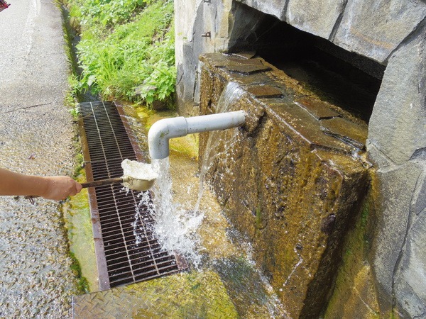 冷たくておいしい水がこんこんと
