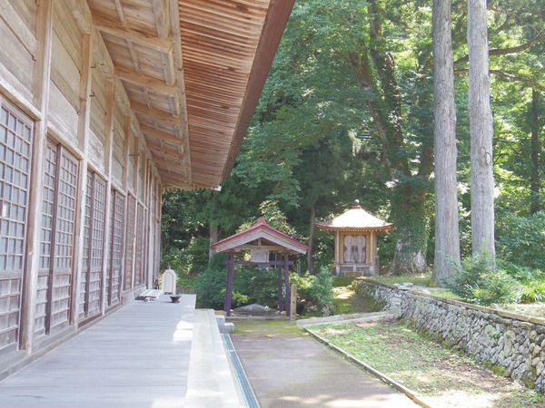 境内の右奥をのぞけばすぐそこに