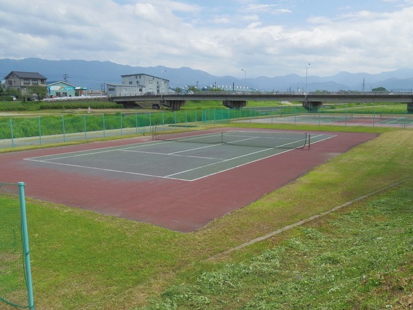 川のほとりでのテニスは最高！