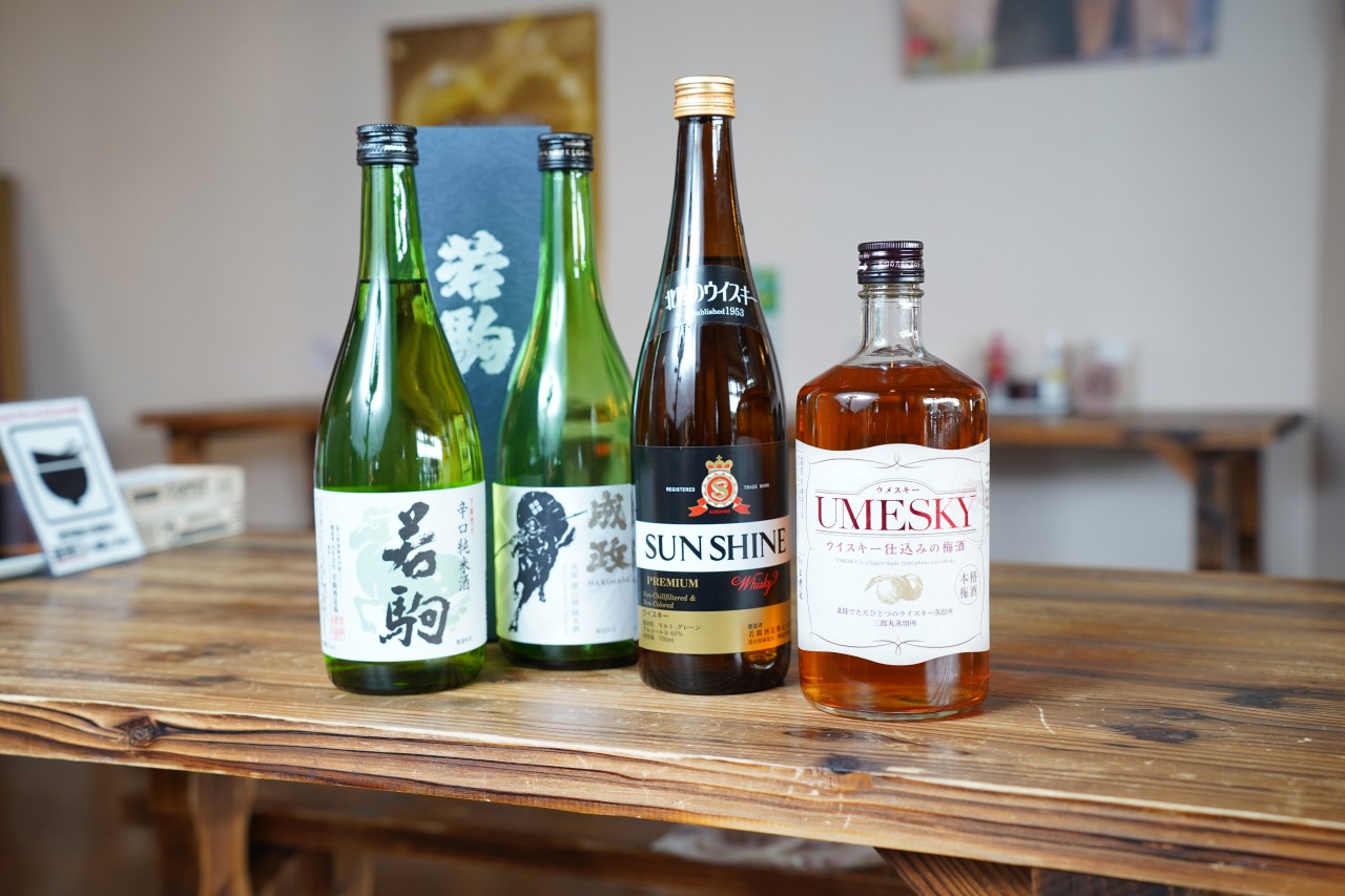 地酒やウイスキーなど、お土産に最適な品揃えも人気