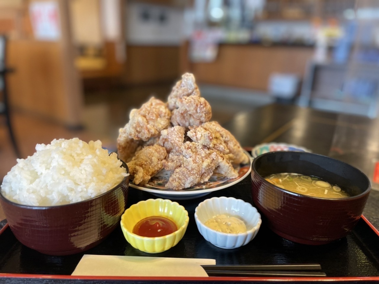 山盛りに積み上げられた「大盛りから揚げ定食」