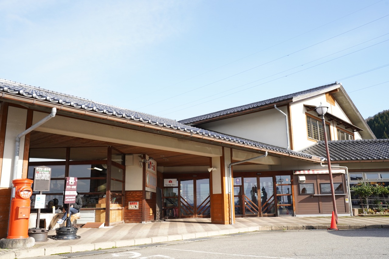 山間の小高い場所に佇む。自然豊かな環境に囲まれた心地いい場所