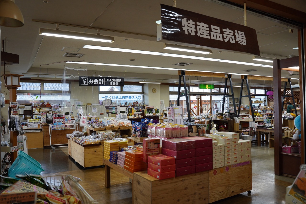 お土産を中心に、地元のいいものを厳選して販売を行う