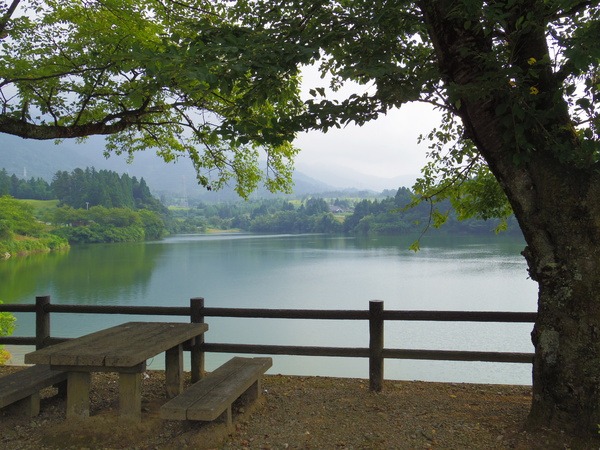 湖上をぬける爽やかな風に癒される赤祖父湖