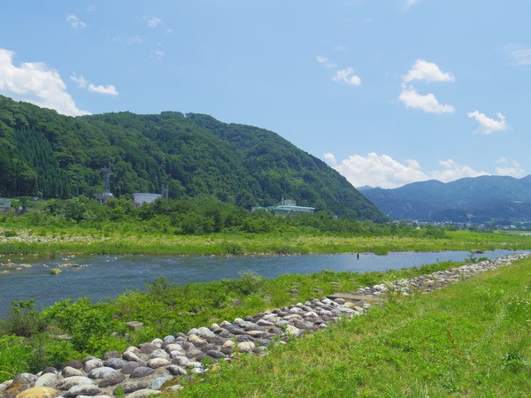 公園横はすぐ河原が広がります