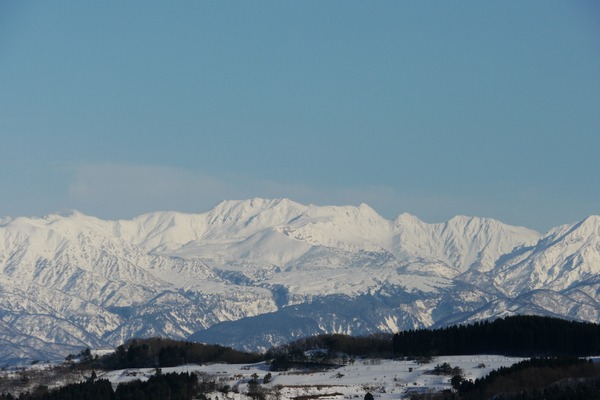 雪の立山連峰も拝めます