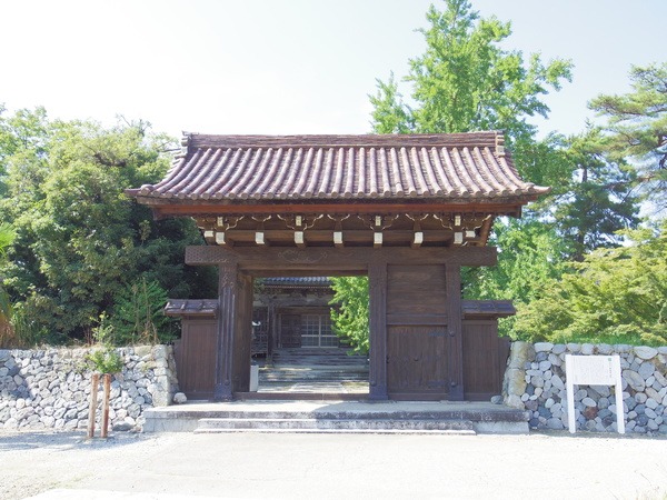 山門の奥には本堂が