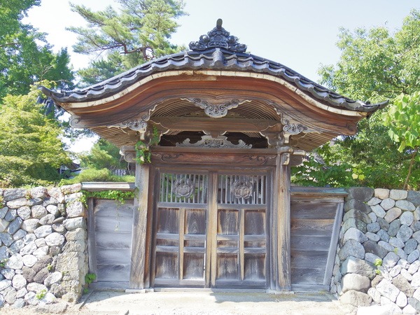 山門と並んで立つ趣きある門