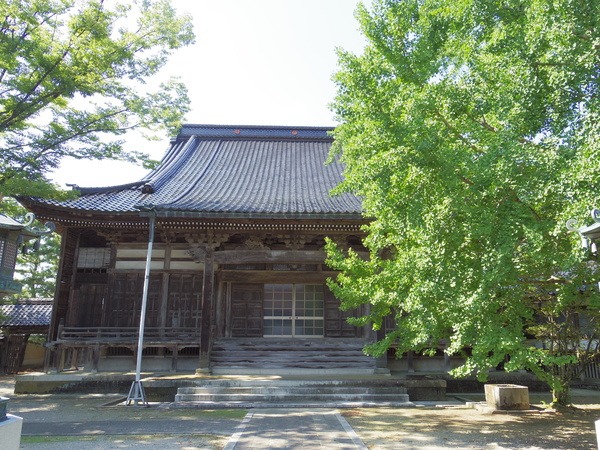緑に囲まれた本堂