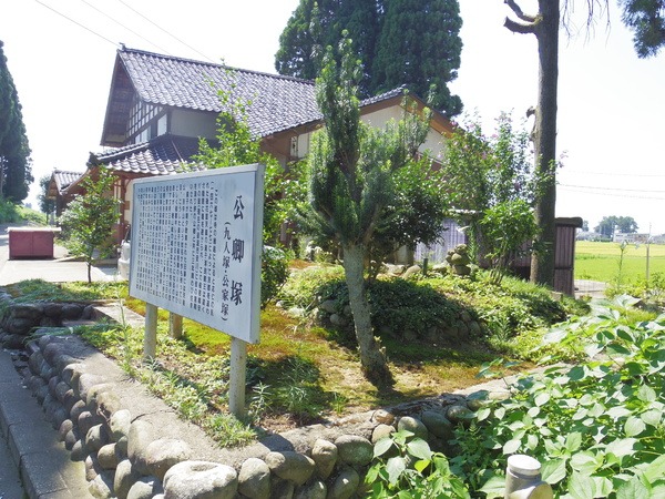 民家の隣にそっとたたずんでいます
