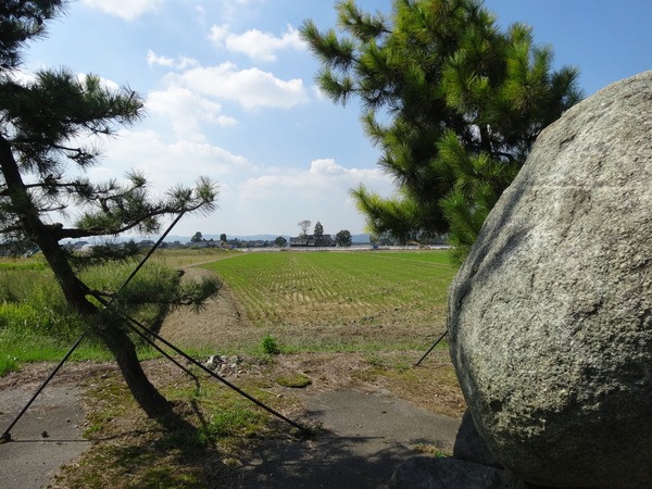 石碑の後ろに広がる風景