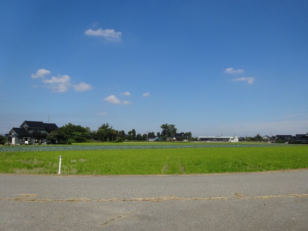 石碑の前方に広がる風景