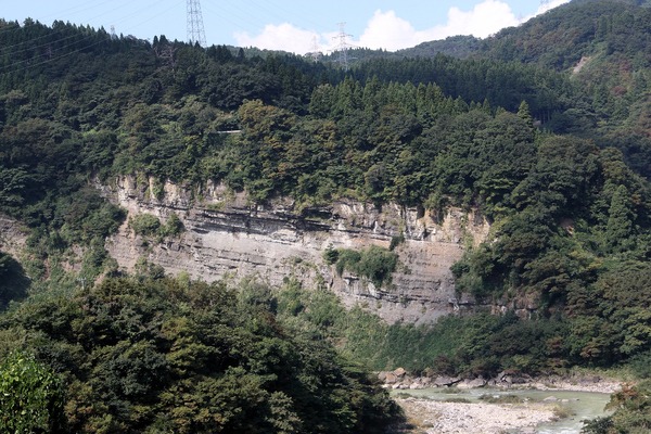 地層の重なりがくっきり